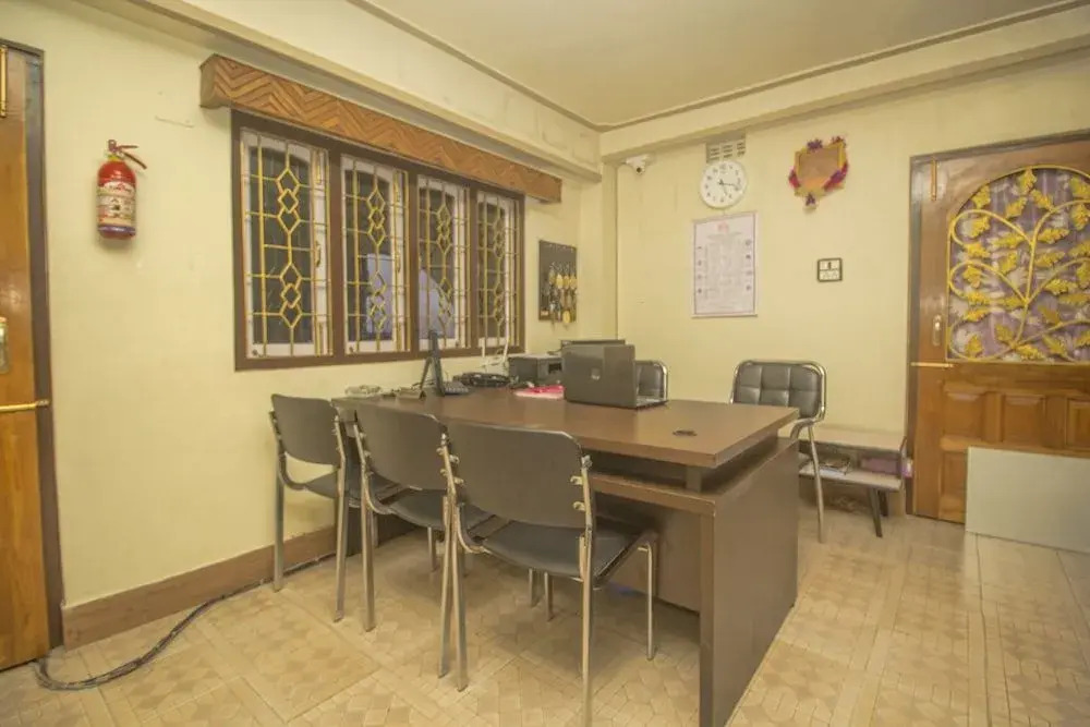 Townhouse OAK Hotel Regal Residency
