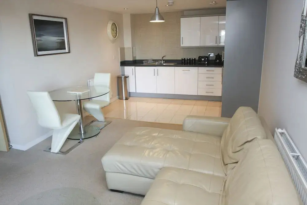 2 Bed Modern Apartment-Wilmington Close