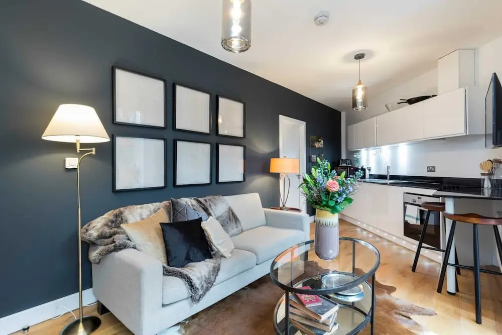 Modern & Designed 2 bed Penthouse Apt Sleeps Five