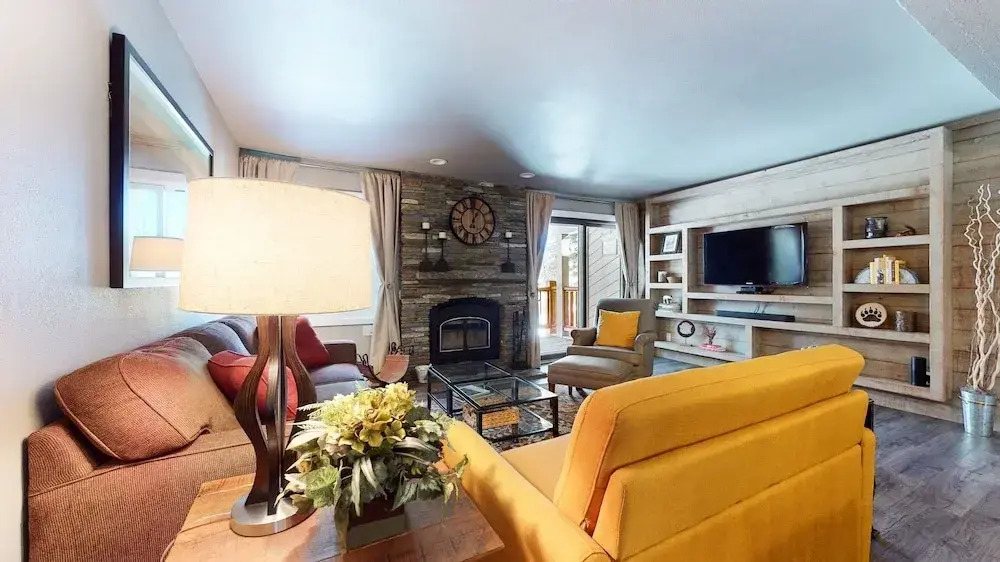Mammoth Creek 9 Remodeled, Mountain Views with Fireplace, Walk to Park and Shopping by RedAwning