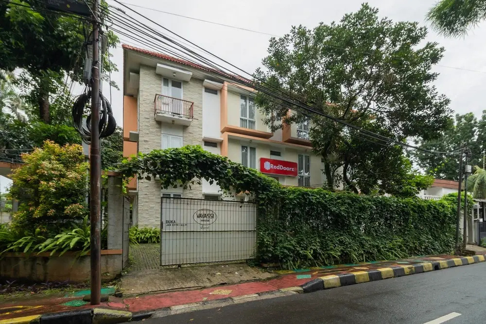RedDoorz Syariah near Prasetya Mulya Cilandak campus