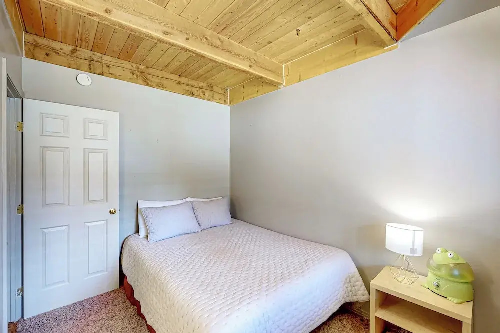 3BR w/ Views, Ping-pong, Deck, & Fireplaces