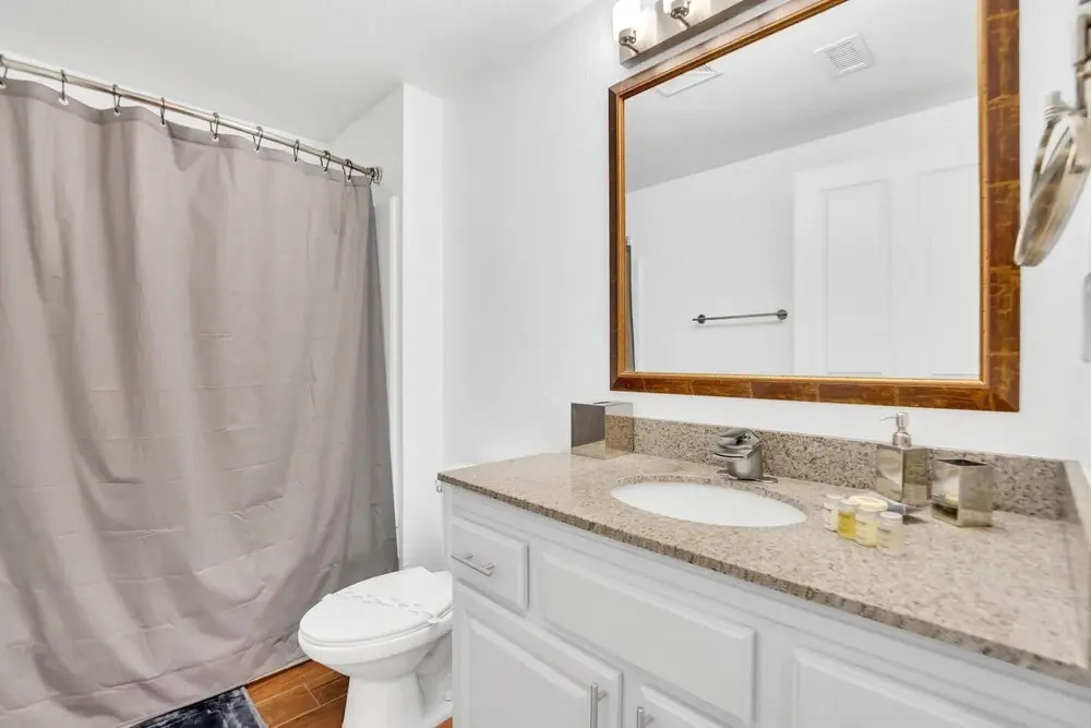 Beautiful Upgraded 2 BR Condo In Tourist District
