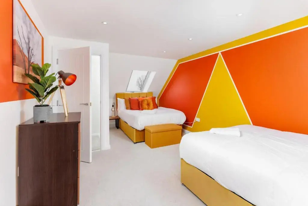 Air Host and Stay - Brand new 3 bedroom house sleeps 8 minutes from LFC and city centre Ref25