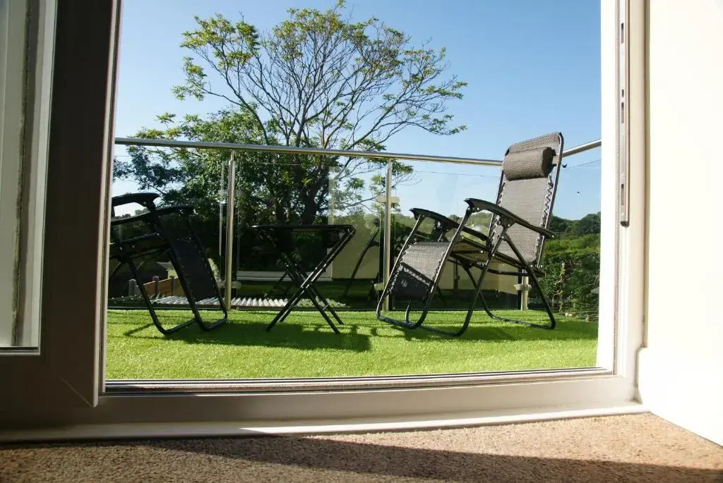 Modern Self-Contained Annex 10 min walk to beach