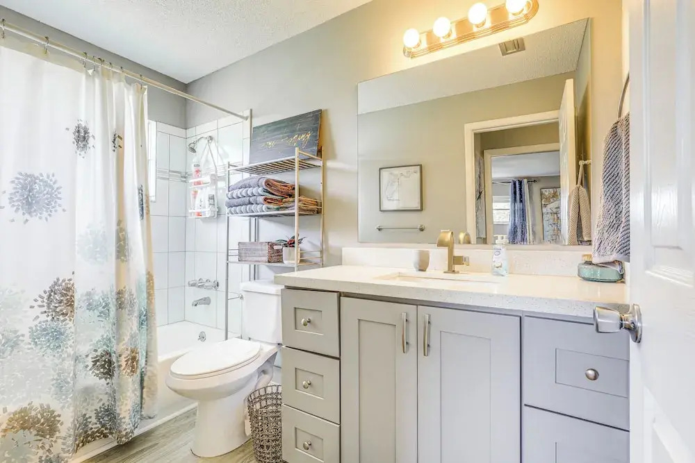 Private & Picturesque Escape on Lake Henry!