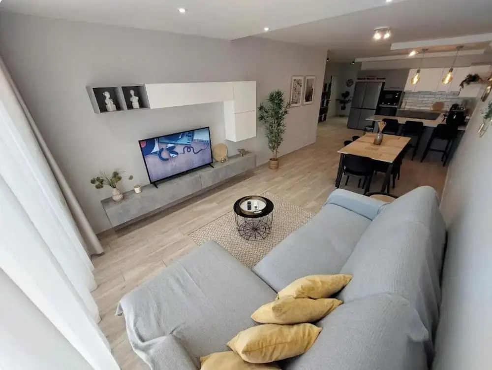 Modern 3BR Apt With Large Balcony