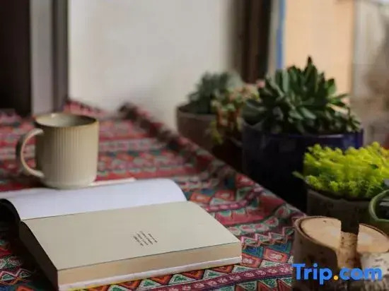 Yilu Xiangdong Youth Hostel