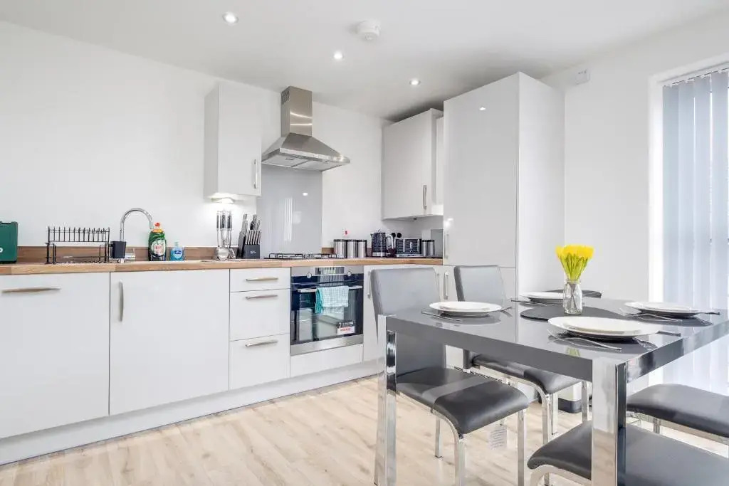 MAEVELA Apartments - Luxurious 2 Bedroom Apartment - Close to 02 Academy Birmingham - L Shape Sofa - FREE PARKING & NETFLIX - City Centre