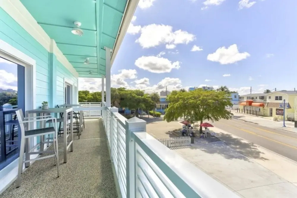 Ocean Jewel 2- Modern Loft Close to Beach and Shops