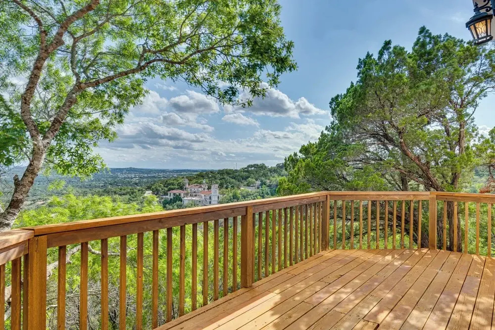 Jonestown Retreat w/ Deck: 6 Mi to Lake Travis!