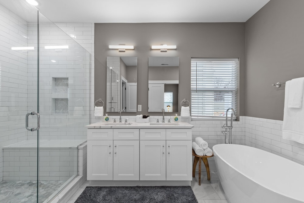 3323: Uptown Elegant Escape by JZ Vacation Rentals