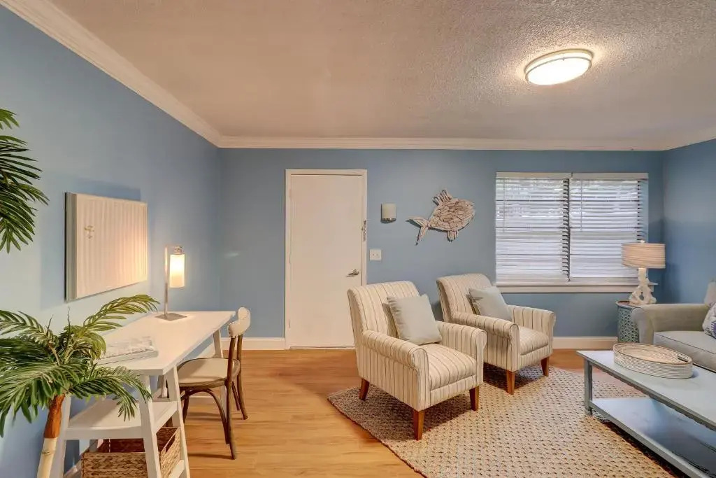 #61 Beautiful Condo Ideal Location 2BDR/2 Parkings