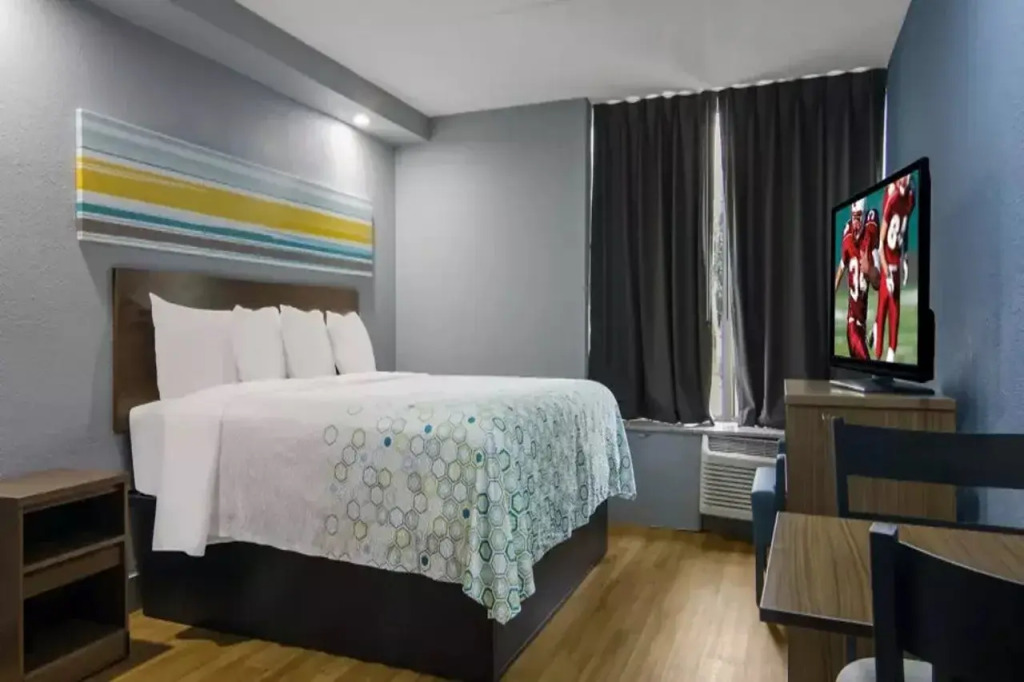 HomeTowne Studios by Red Roof and Conference Center Chicago - N Aurora Naperville