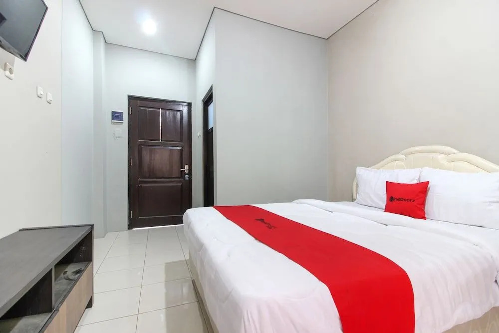 RedDoorz near Solo Balapan Station 2