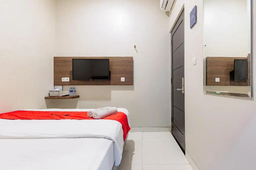 RedDoorz near Taman Palem