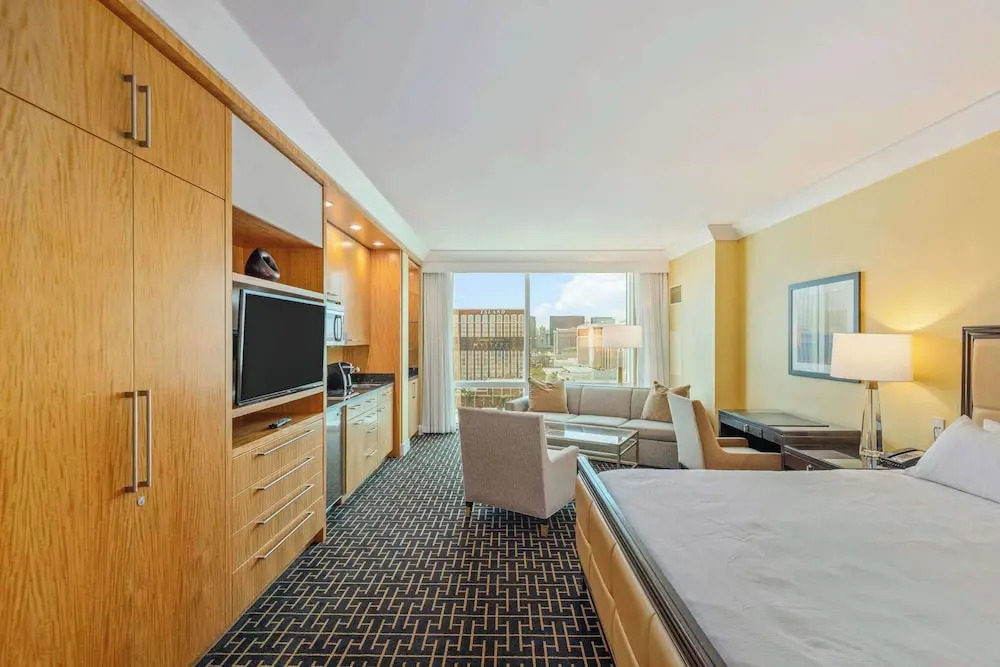 Newly Renovated Exquisite Trump Studio 1712 Great Views