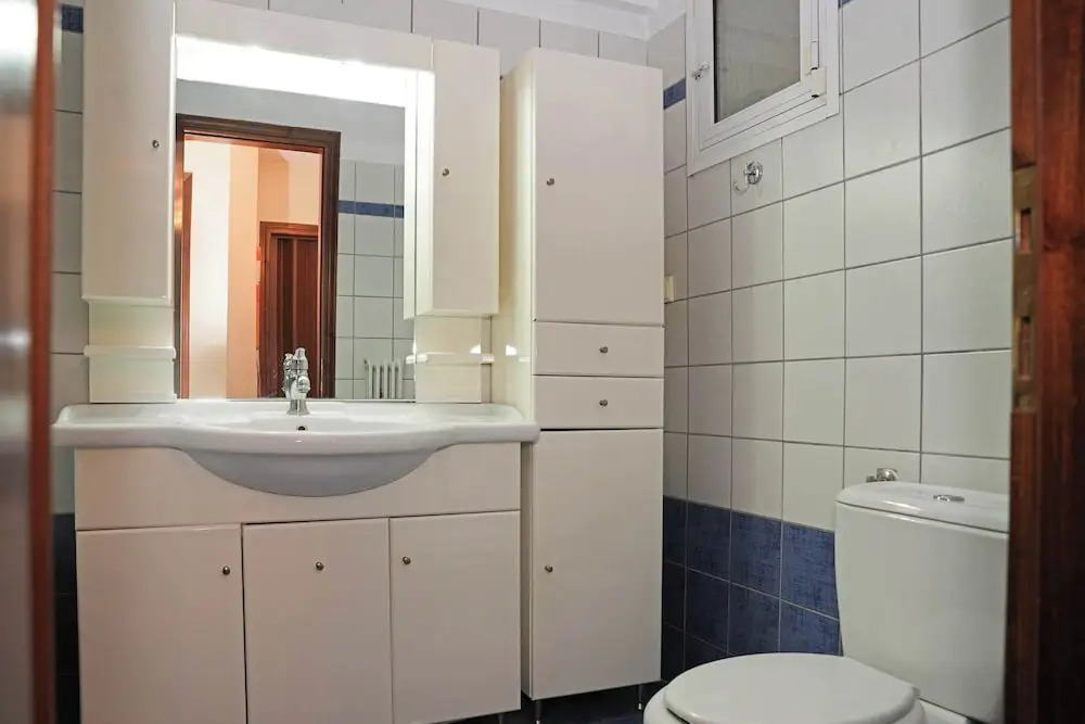 Central Grevena Retreat With Mountain Views