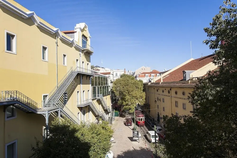 JOIVY Splendid 2BR Apt w/ parking&balcony, 10mins to Praça do Comércio