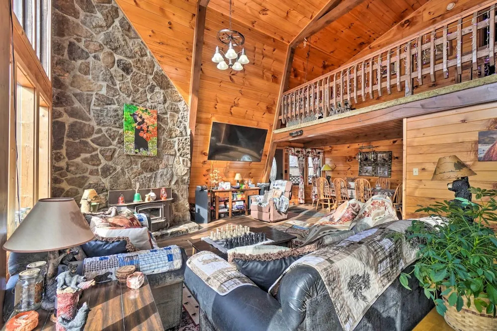Mtn-View Cabin w/ Deck: 5 Mi to Gatlinburg