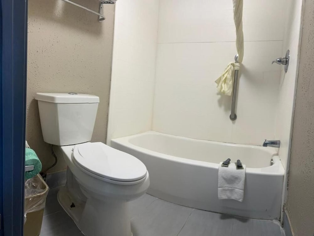 Deluxe Inn & Suites
