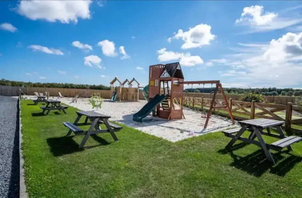 3-bed Lodge Sleeps 6 -hot tub -resort Access