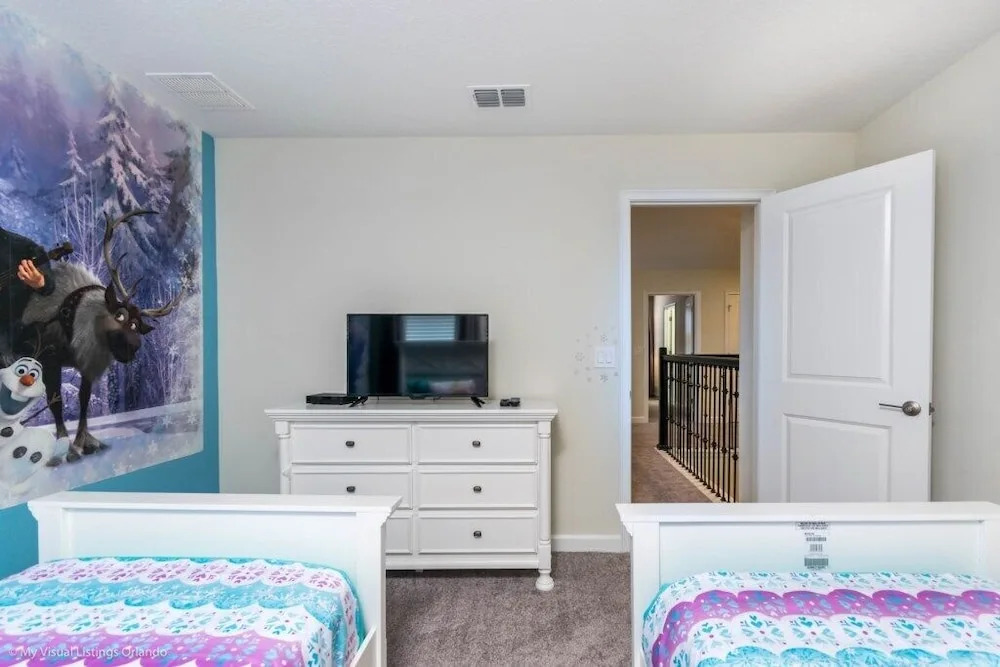 Lake View Tropical Movie Room, Game Room! 8 Bedroom Home by Redawning