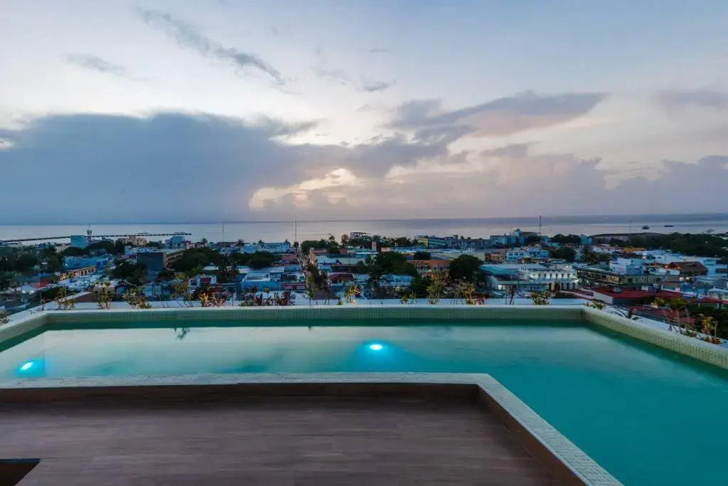 Centrally located gem - sunset views/rooftop pool 2BR/2Bath