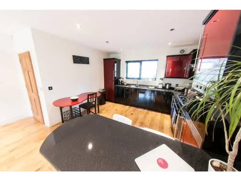 Bright, Spacious 3BR Home for 5 in The Lane