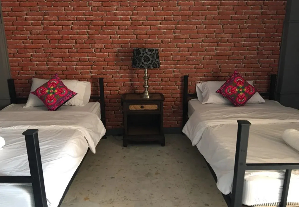 Baan Lansa Bed & Bar - Hostel