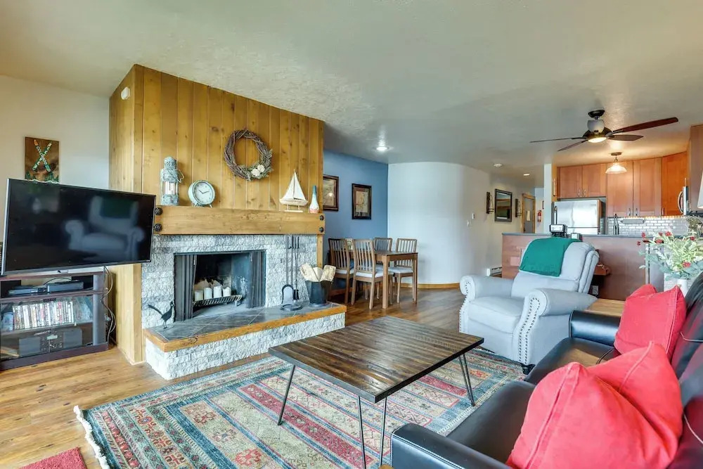 8 Mi to Keystone Resort: Dillion Condo w/ Hot Tub!