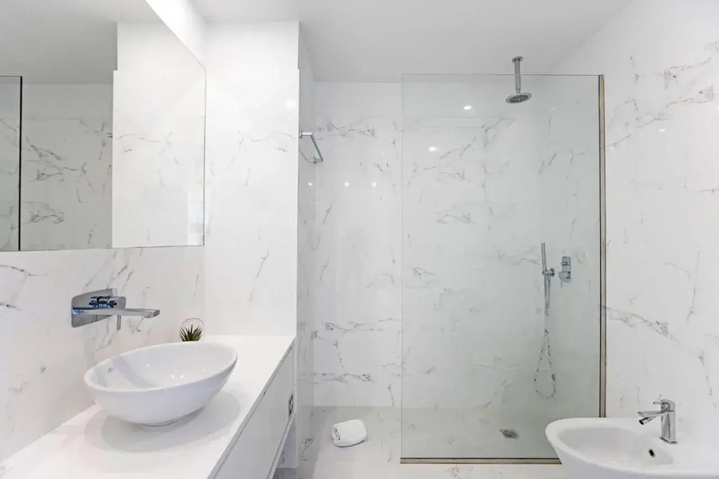 Stylish Flat W/ Gym & Parking by LovelyStay