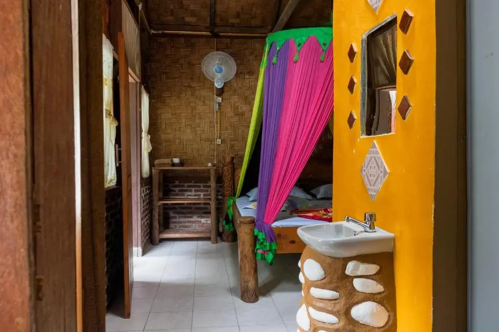 Sams Bungalows And Treks