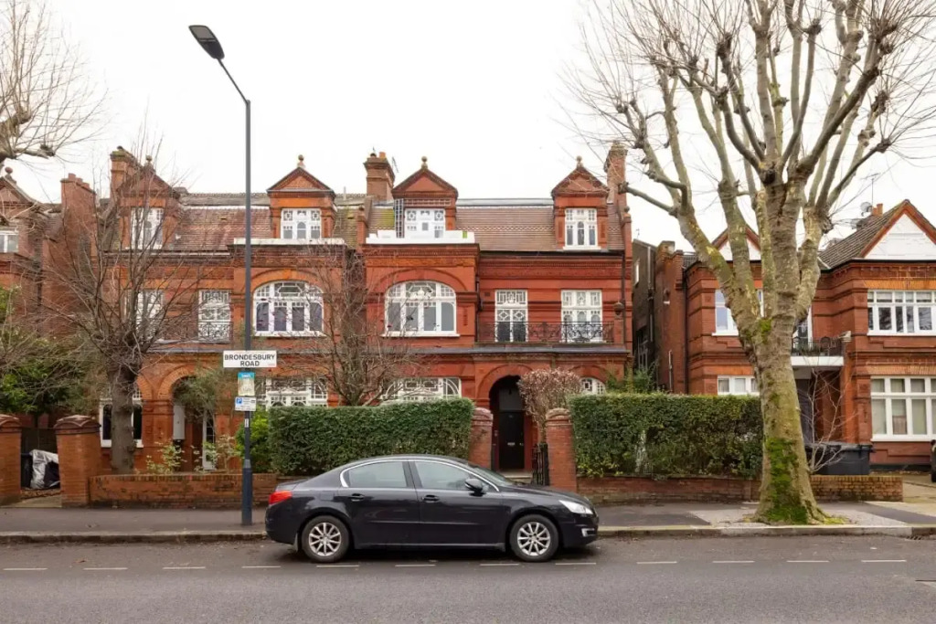 The Queens Park Sanctum - Lovely 2bdr Flat with Balcony