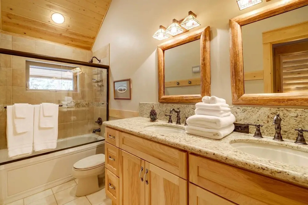 Exquisite Mccall Log Cabin - Walk to Payette Lake!