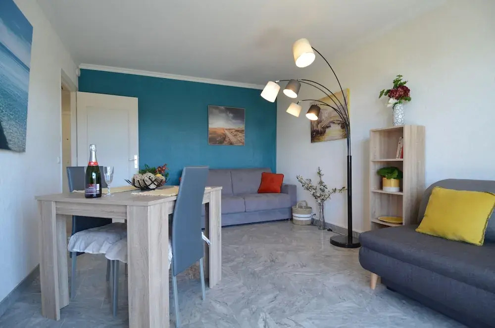 Large studio 4 persons with balcony Valrose district in Nice