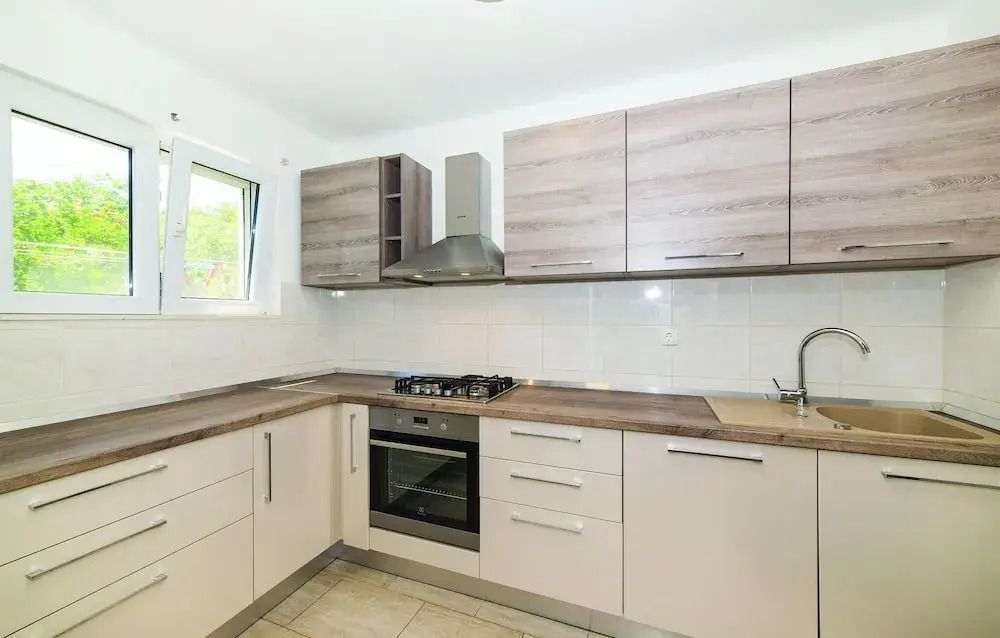 Nice Home in Kastel Kambelovac With Wifi and 3 Bedrooms
