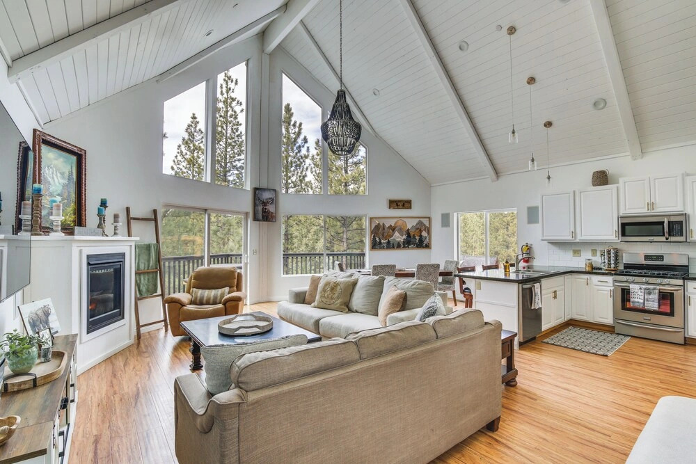 Serene Big Bear Retreat w/ Hot Tub + Game Room!