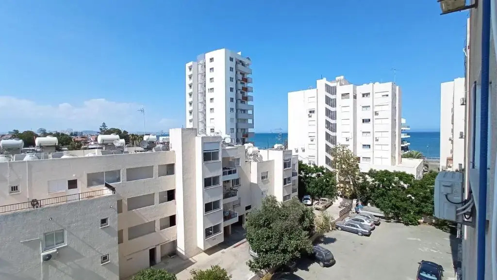 5 min to the Beach Holiday Shared Apartment incl NETFLIX - private ROOM in 3 bdr Apt