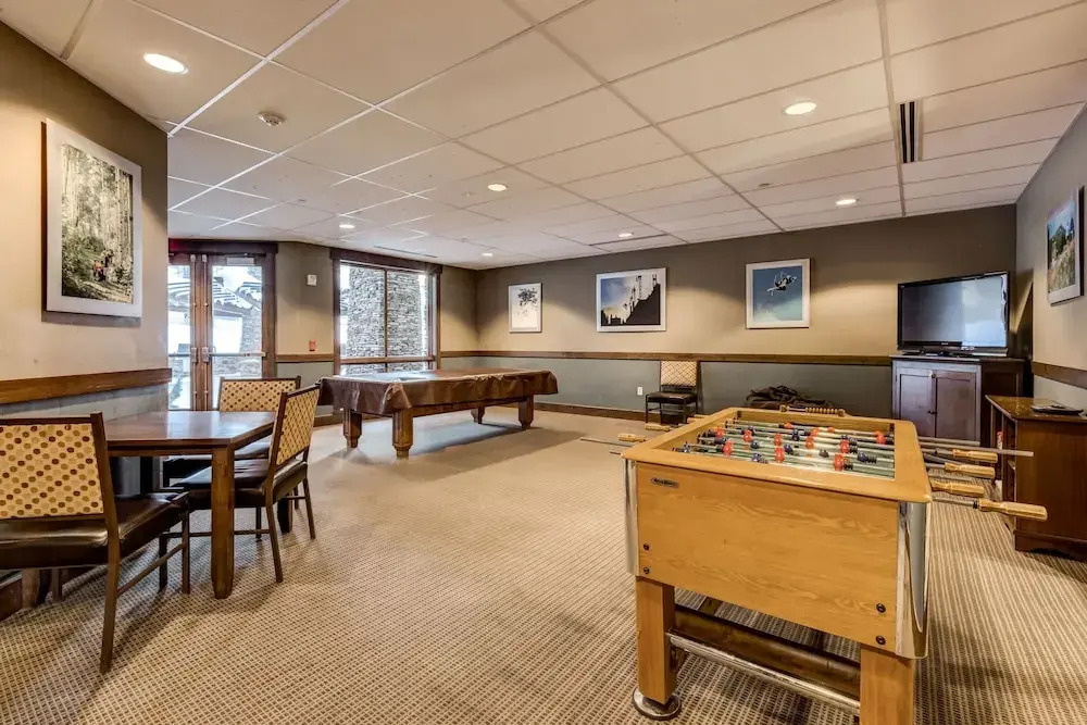 New Listing! Renovated Studio W/ On-site Gondola Studio Bedroom Condo