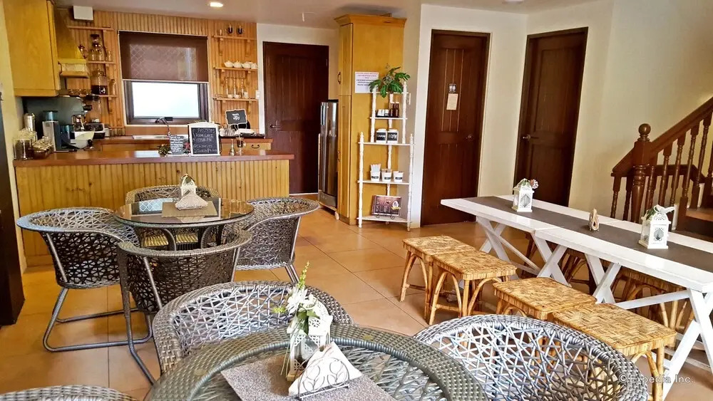 Exclusive Village Home Near Country Club, 18 pax