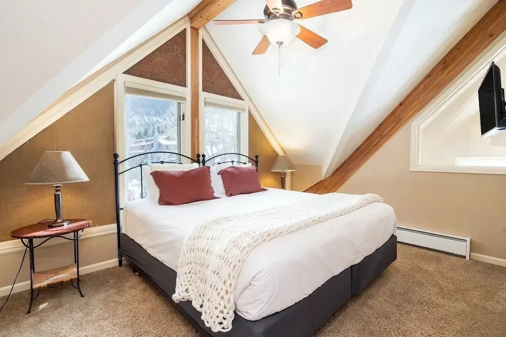 Huge Riverfront Deck + Walk Everywhere Viking Lodge 100a 3 Bedroom Condo by RedAwning