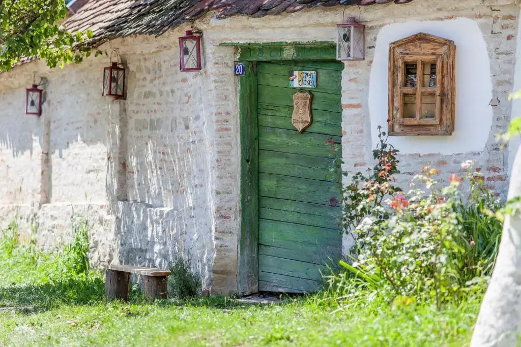 Dominic Boutique, Little Barn , Cloasterf