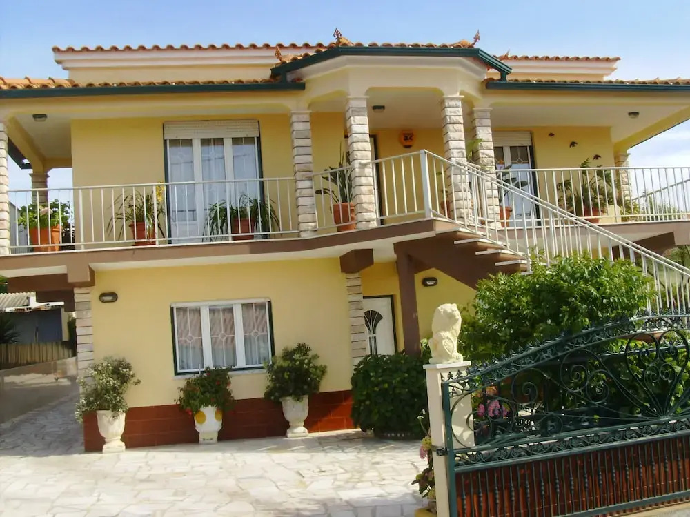 3 Bedroom Apartment in a Ground Floor of a Vila Wseparate Kitchen Living Room