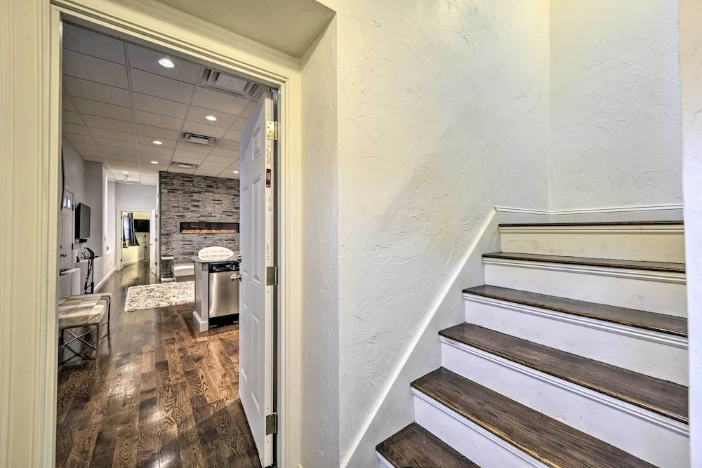 Pet-friendly Apartment, 6 Miles to Downtown