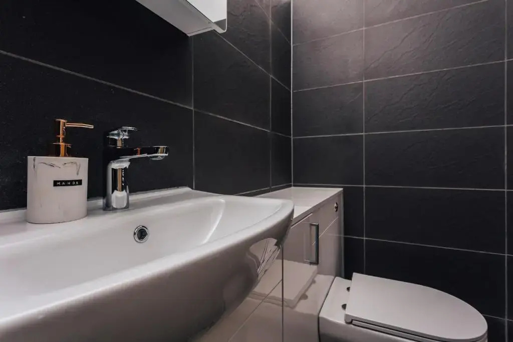 Spacious 2 bedroom flat near beach and town centre