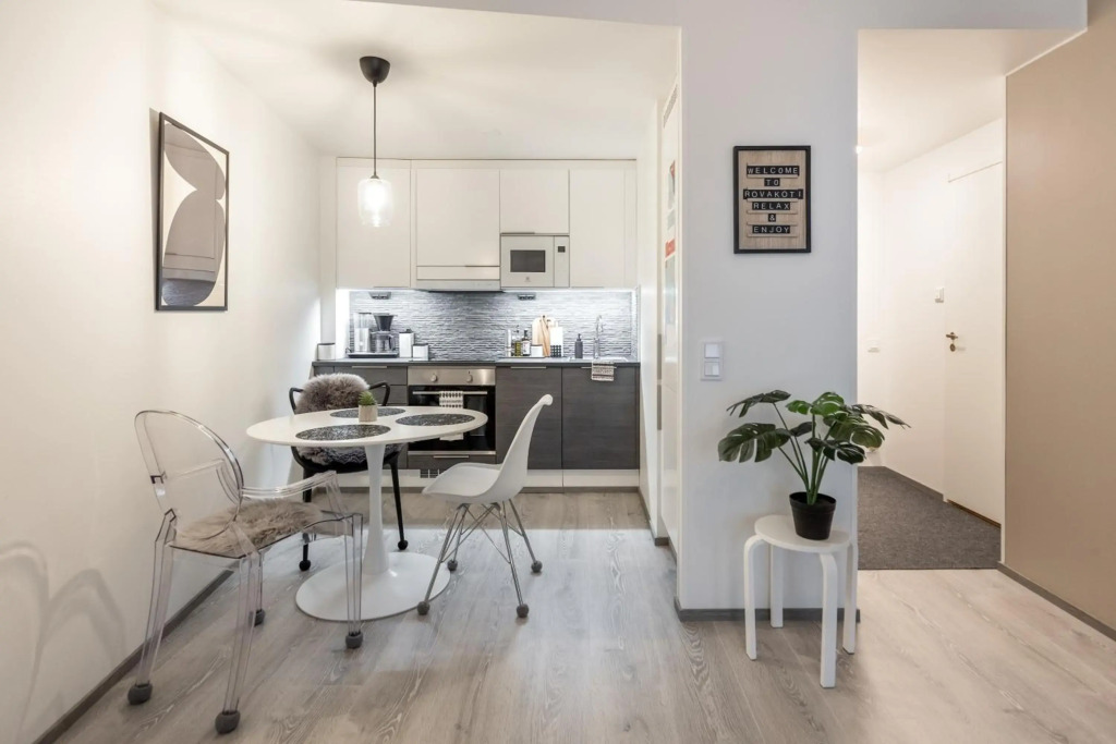 RovaKoti - luxury Nordic Suite in center with sauna & covered parking
