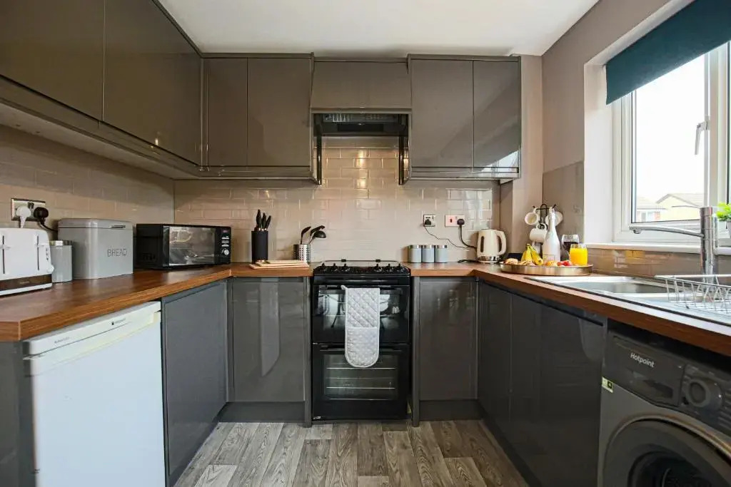Pannier House - Central MK - Free Parking, Garden, Smart TVs with Netflix by Yoko Property
