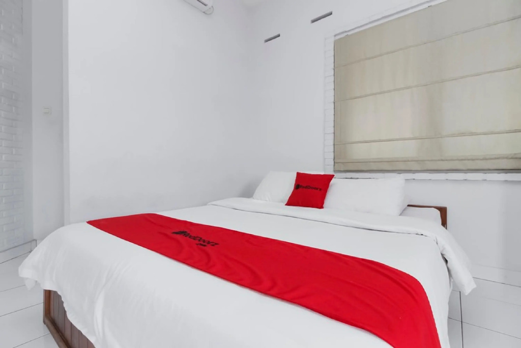 RedDoorz Plus near Dago Pakar