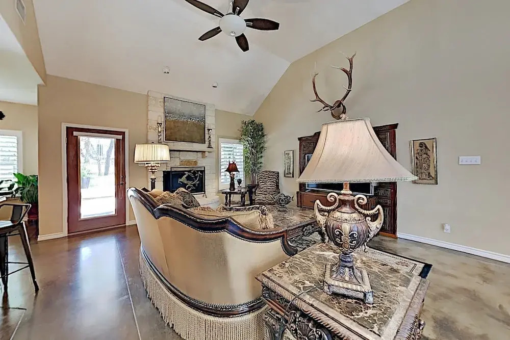 Luxe By The Lake, On-site Pool & Tennis! 3 Bedroom Home
